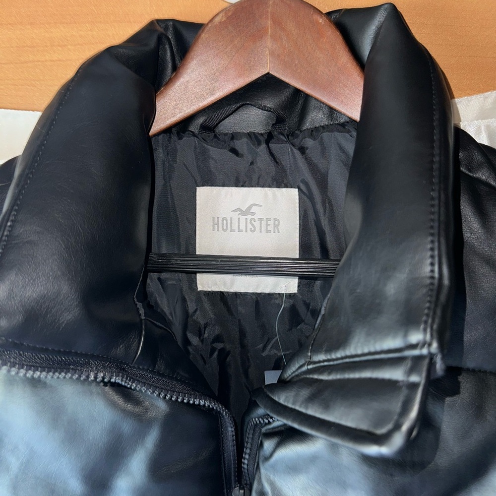 Hollister Black Puffer Vest - Picture 2 of 6